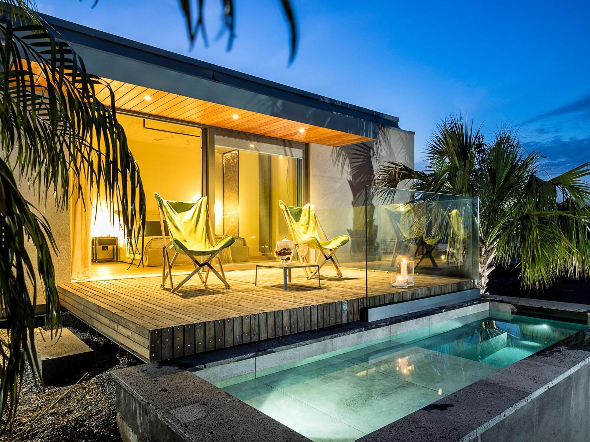 Bungalow private jacuzzi,532603377:JPEG